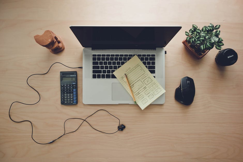 Mesa de trabalho com notebook e anotações